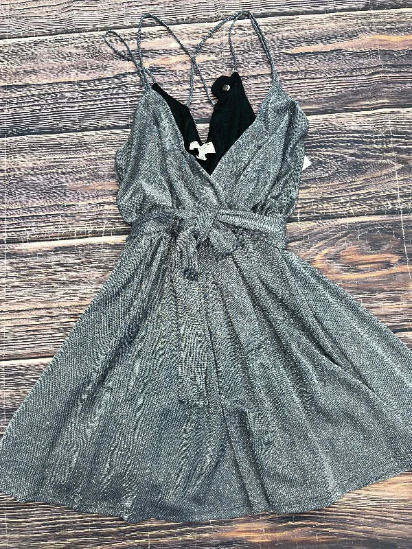 Deal Dash ashionable dressDress Party Short By Clothes Mentor In Silver, Size: M