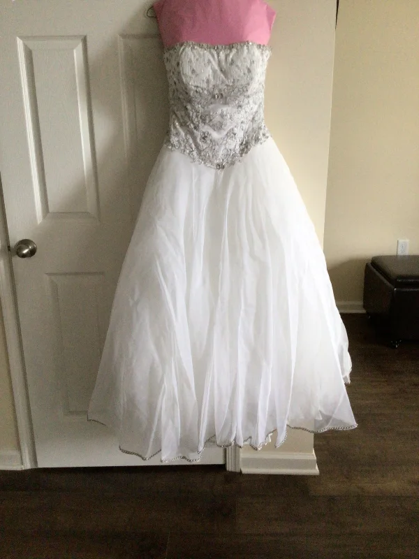 Today Only Carolina Herrera Strapless beaded top ball gown with detachable train and veil