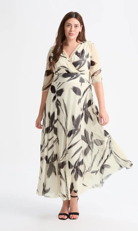 Can't Miss t-shirt dressVerity Cream Black Print Maxi Gown